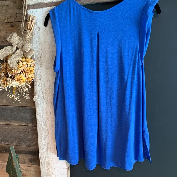 Blue sleeveless tee - Picture 3 of 4